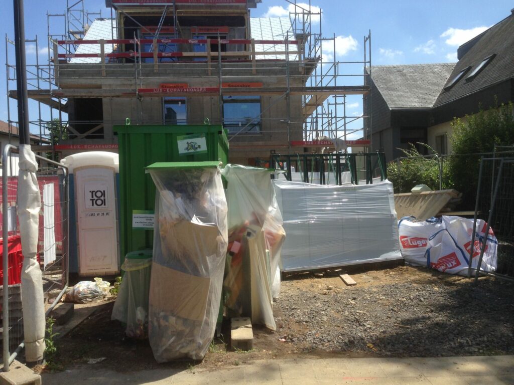 Image avec une Leco-Box (Conteneur où on peut recycler) sur un chantier