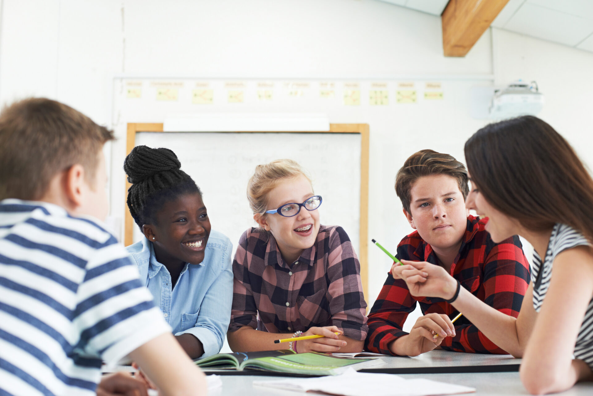Adolescents de train de discuter