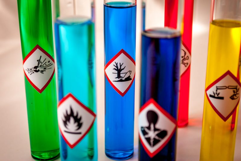 Flacons multicolores chimiques avec symboles de danger