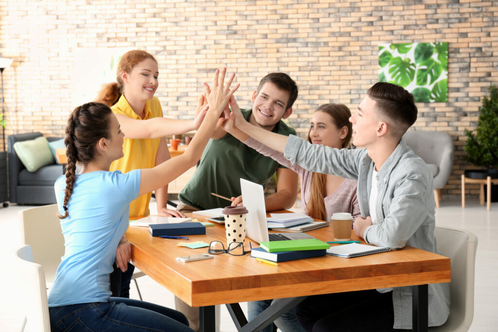 ados qui font un high-five