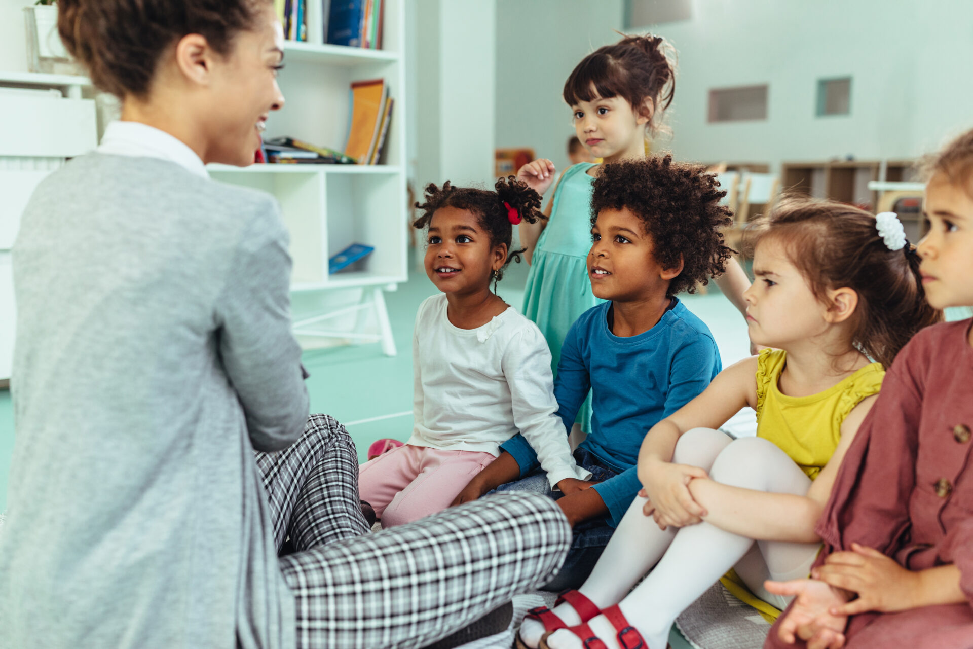 Petits enfants en train d'écouter leur maîtresse