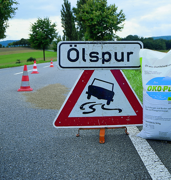 Image d'un panneau et d'une trace d'huile sur la route couvert par Oeko-Pur
