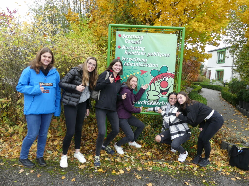 jeunes gens devant le panneau de la SDK