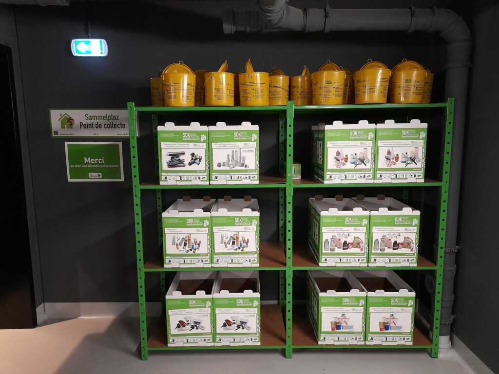 photo : étagère de collecte avec seaux pour huile alimentaire vide et carton SDK