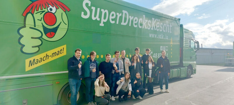 groupe de jeunes devant le camion SDK