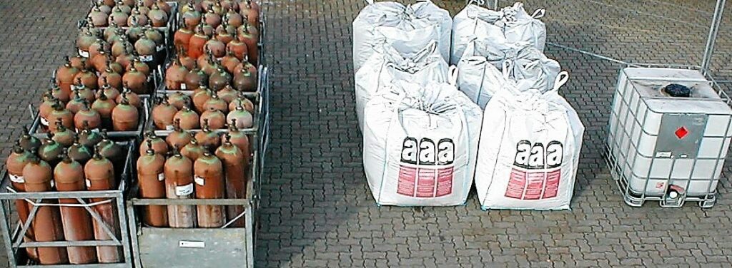 photo avec des bouteilles de gaz acétylène et des Big Bags